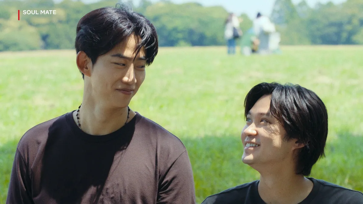 Hwang and Ryu smiling at each other, intending a goodbye