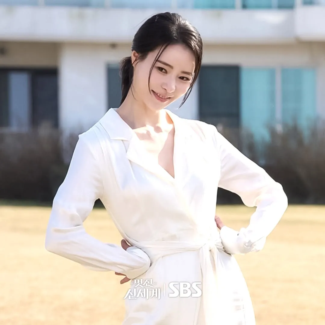 Seo Ri from The Royal Nemesis loving her new look.