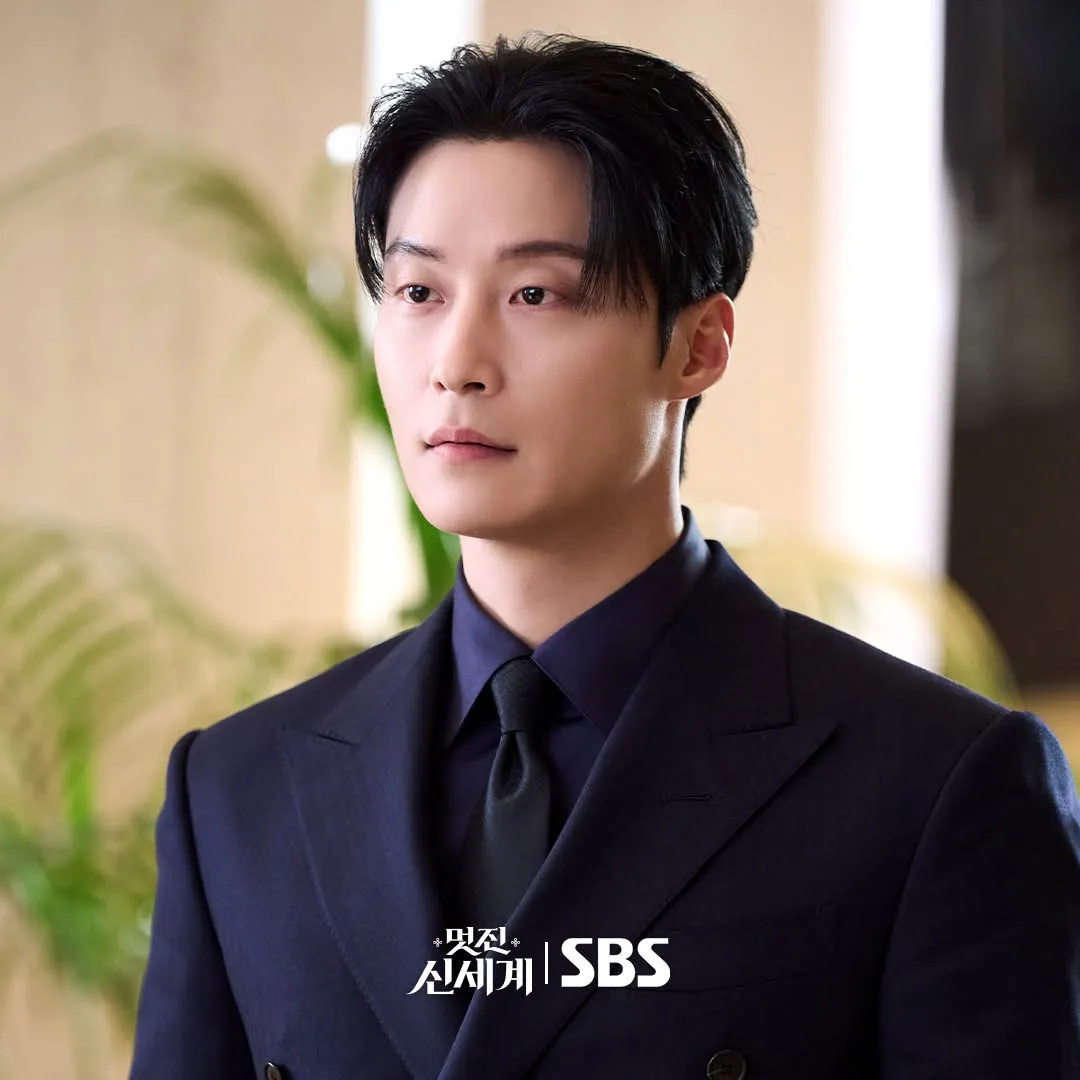 Cha Si Gye from My Royal Nemesis, wearing a suit