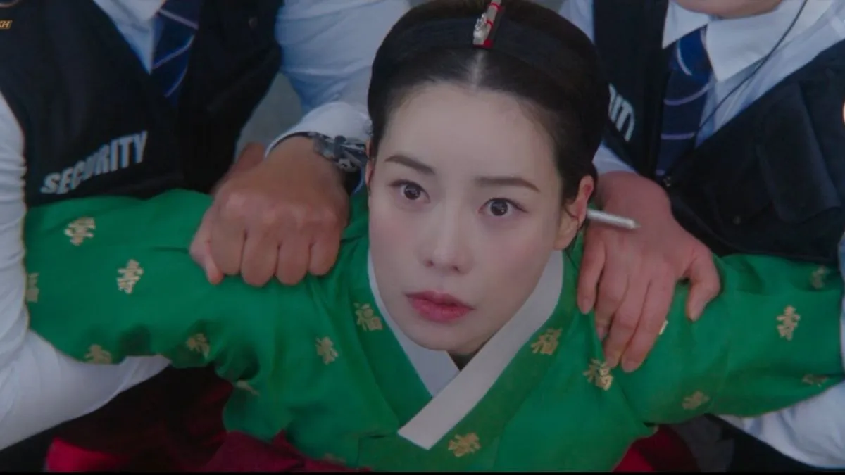 Kang Da Shim inside Seo Ri's body startled to see the eclipse wearing green and white hanbok