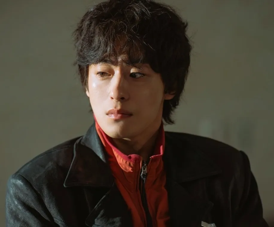 Koo Kyo-hwan as Hwang Dong-man in we all are trying here