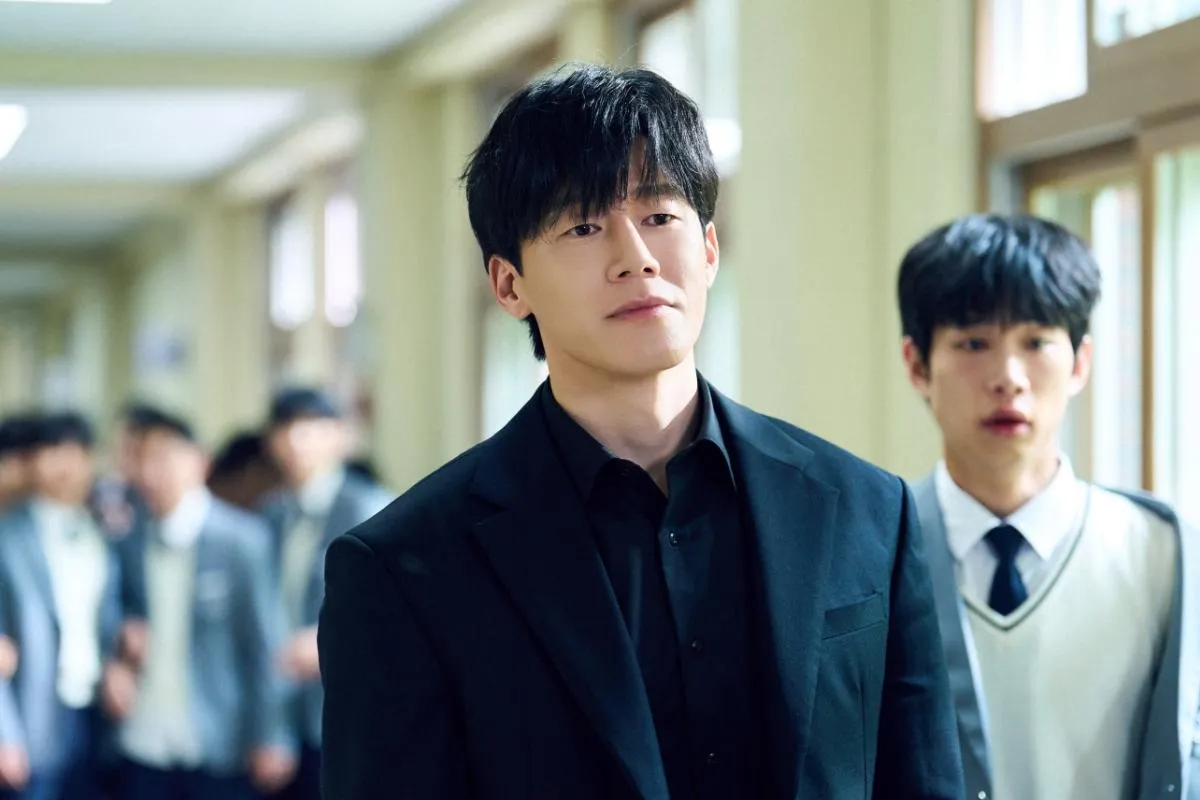 Kim Mu-yeol as Na Hwa-jin A former Special Forces captain turned inspector for the Educational Rights Protection Bureau (ERPB).