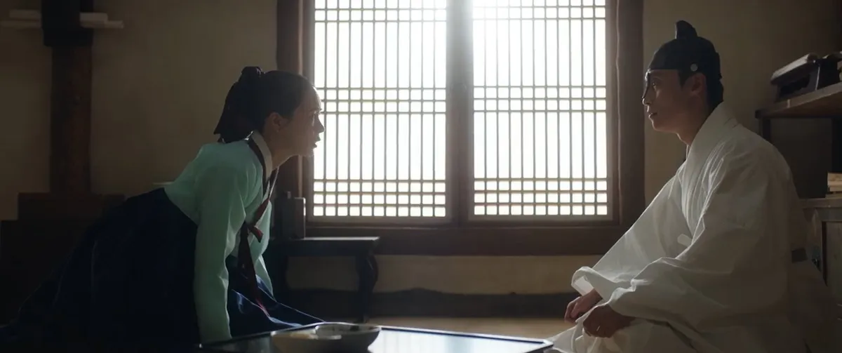 Da Shim trying to reason prince not to drink poison