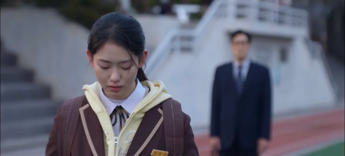 Min Ji breaks down after her father apologies for nothing