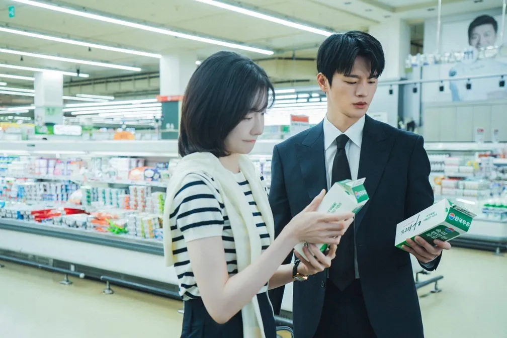 Ji - hyun and in-guk at the grocery store