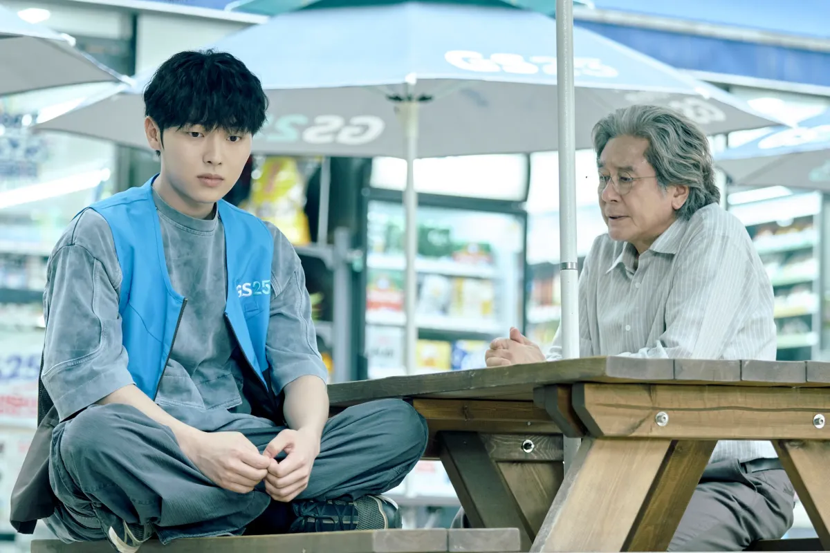 Choi Hyun-wook as Lee Kang, Choi Min-sik as Heo Mun-oh Yu Ara—Netflix