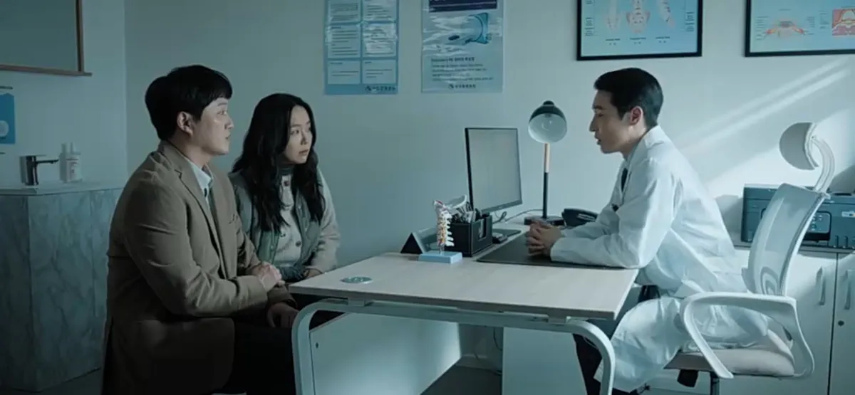 Man Hui and Gyeong at the hospital