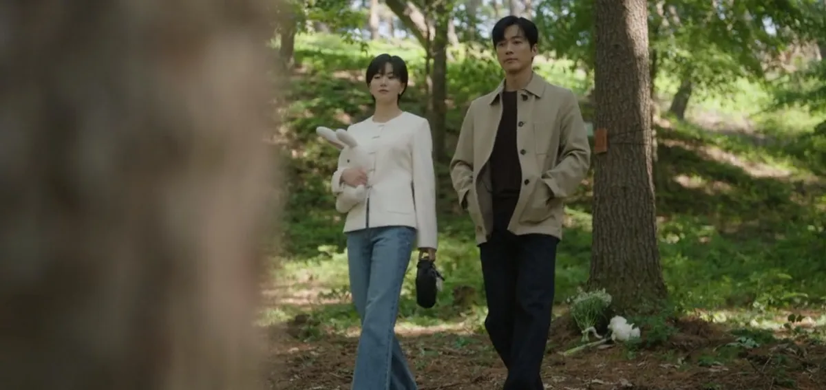 Tae Ju and Yu after visiting their daughter's grave